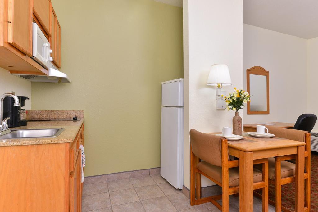Americas Best Value Inn & Suites-Winnie Buitenkant foto