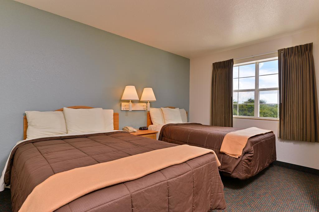 Americas Best Value Inn & Suites-Winnie Buitenkant foto
