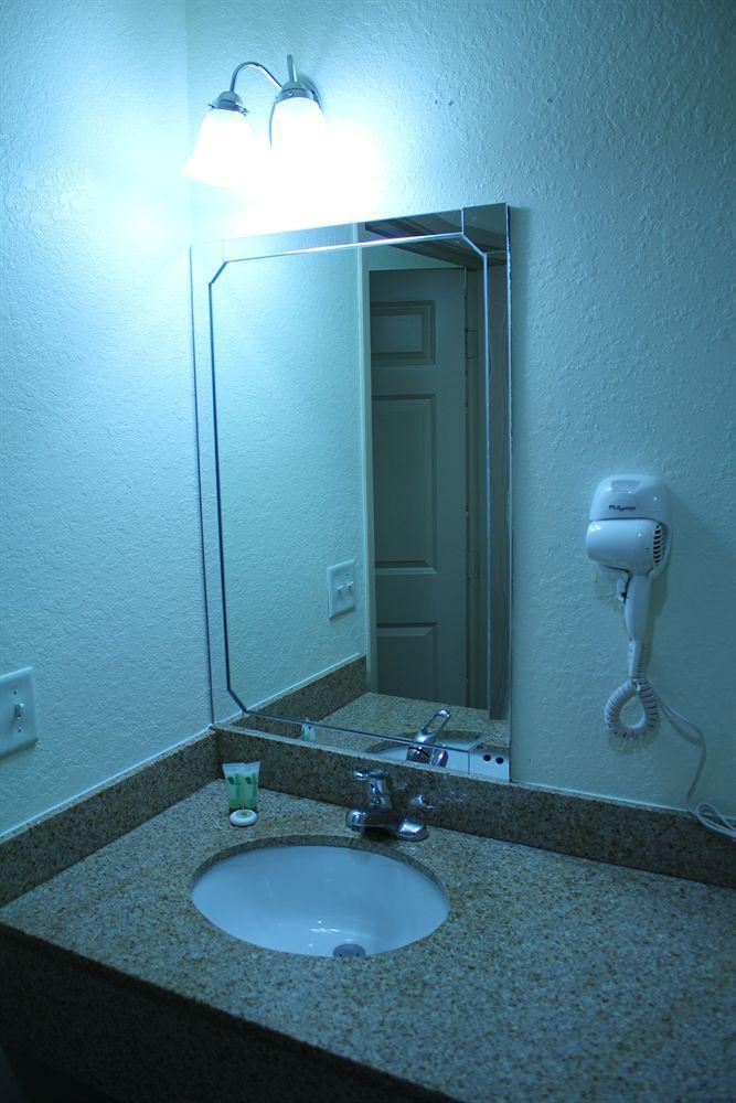 Americas Best Value Inn & Suites-Winnie Buitenkant foto