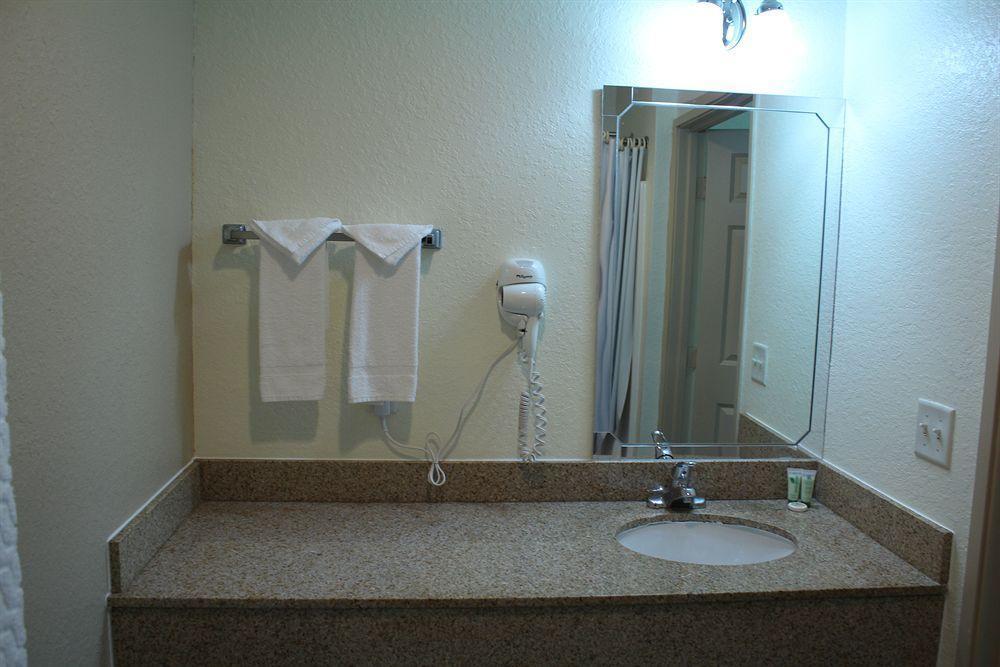 Americas Best Value Inn & Suites-Winnie Buitenkant foto