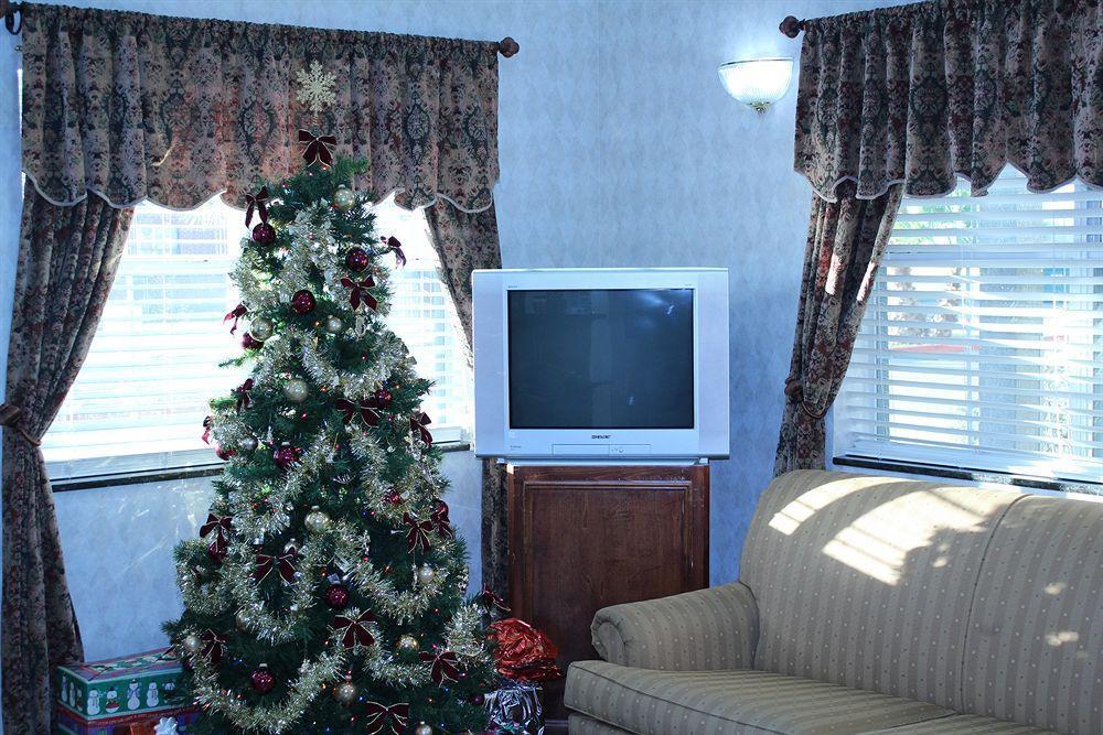 Americas Best Value Inn & Suites-Winnie Buitenkant foto