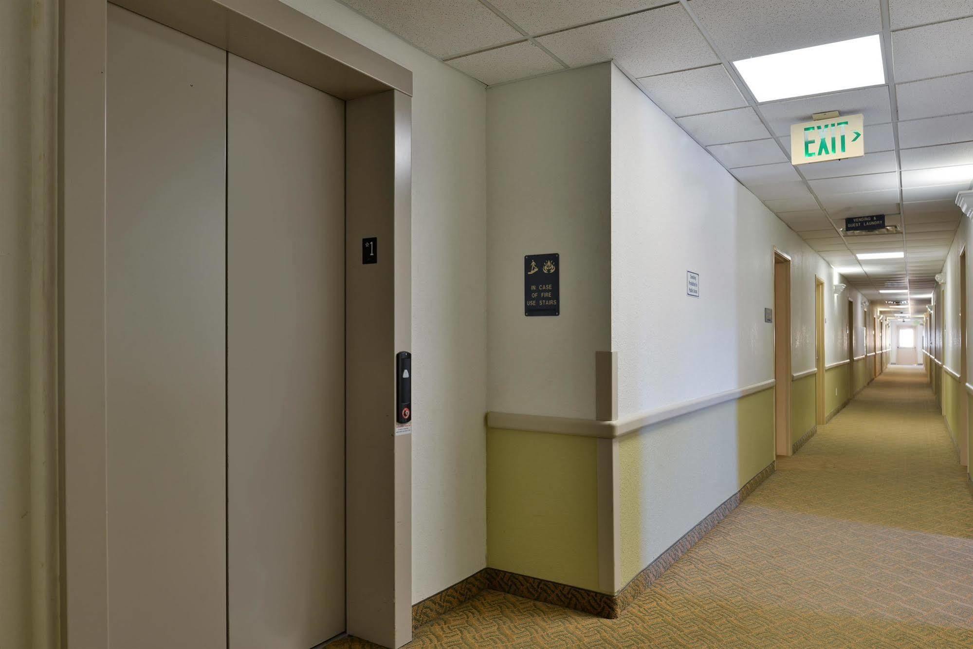 Americas Best Value Inn & Suites-Winnie Buitenkant foto