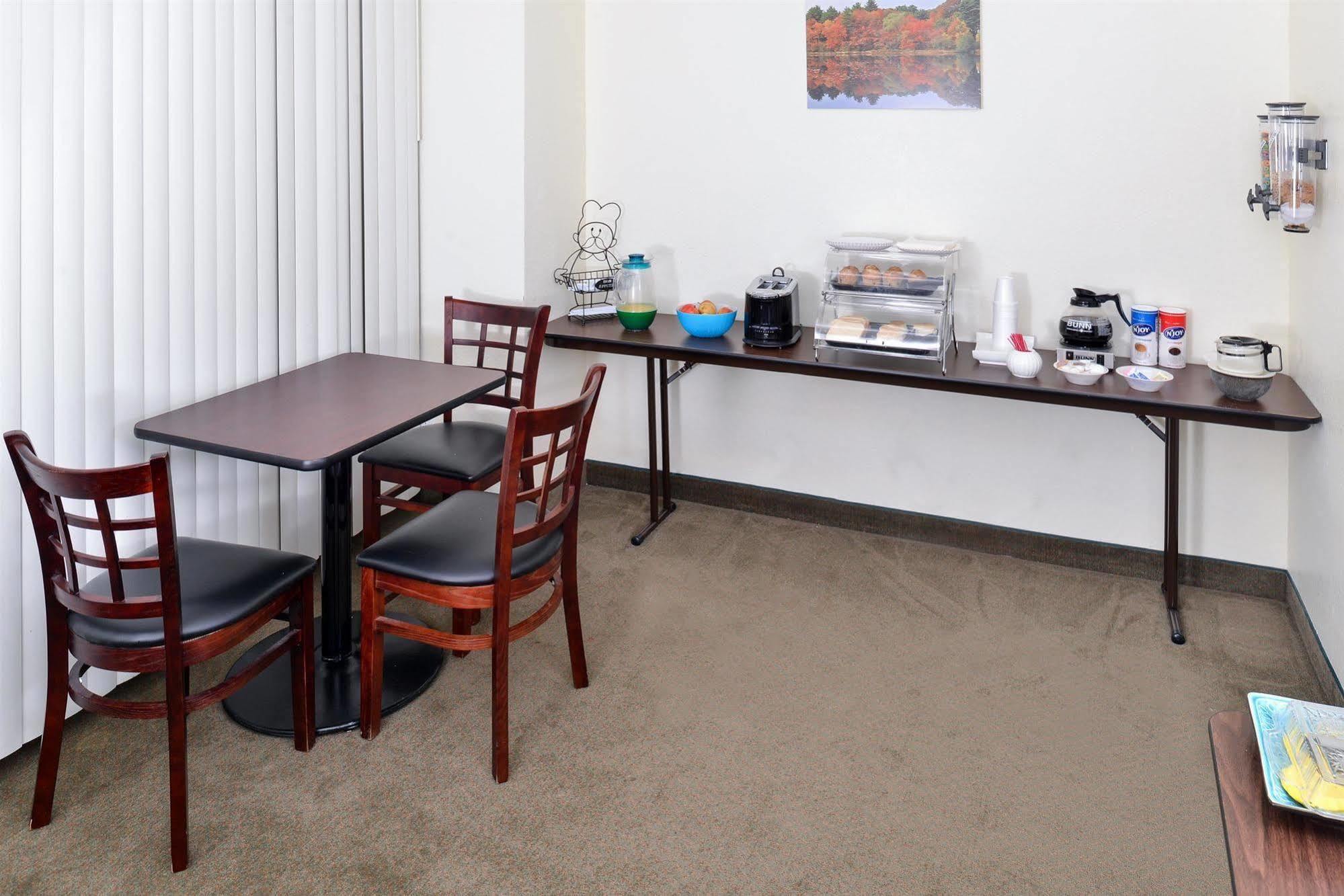 Americas Best Value Inn & Suites-Winnie Buitenkant foto