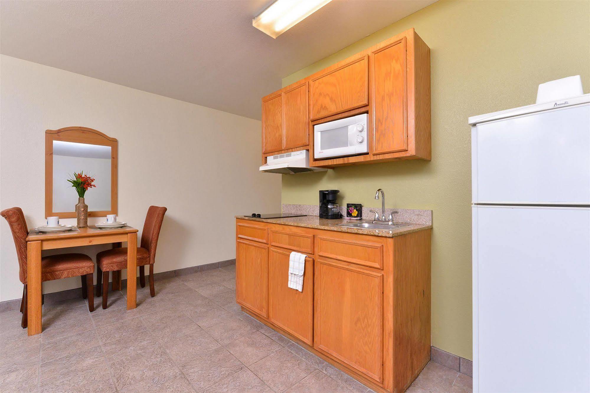 Americas Best Value Inn & Suites-Winnie Buitenkant foto