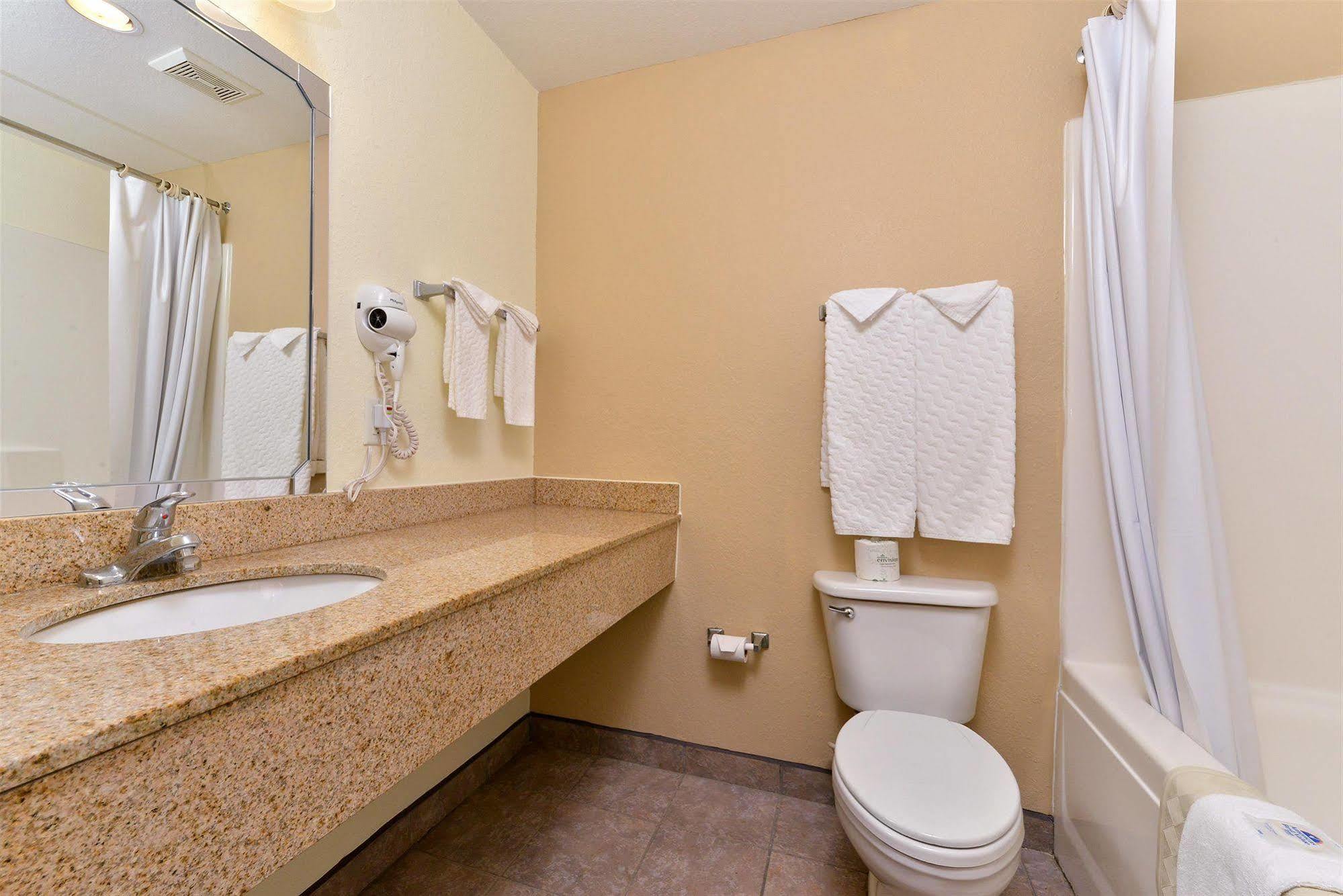 Americas Best Value Inn & Suites-Winnie Buitenkant foto